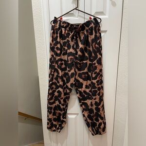 Black and Brown Animal Print lounge pants

Elastic ankles, tie front
Nice
Silky